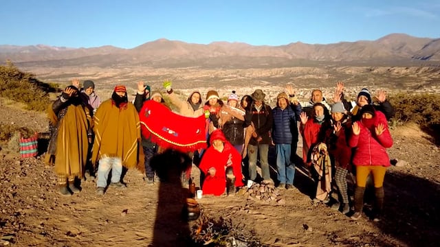 En el amanecer del primer día del invierno, el sol, todo luz y energía, abraza el Antigal de las Peñas Blancas, en Humahuaca.