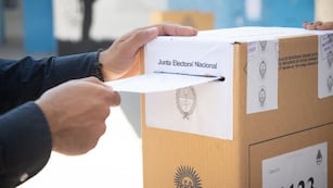 Voto en urna.