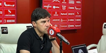 El entrenador Alexander Medina en la conferencia de prensa después del 0-3 ante Argentinos (Foto publicada por @la1913com).