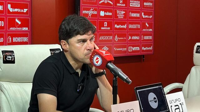 El entrenador Alexander Medina en la conferencia de prensa después del 0-3 ante Argentinos (Foto publicada por @la1913com).