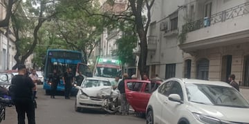 Cuatro vehículos protagonizaron un fuerte accidente en San Juan y Presidente Roca.