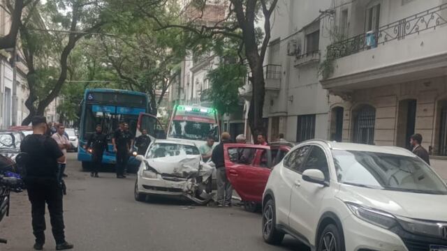 Cuatro vehículos protagonizaron un fuerte accidente en San Juan y Presidente Roca.