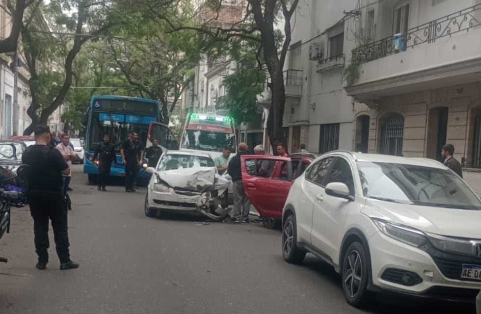 Caos en el centro de Rosario: choque en cadena entre cuatro autos dejó dos heridos