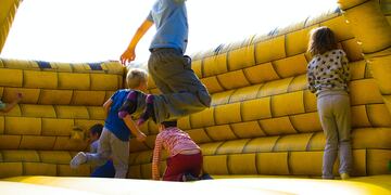 Bomberos voluntarios de Comodoro Rivadavia organizan un evento para nenes por el Día del niño.