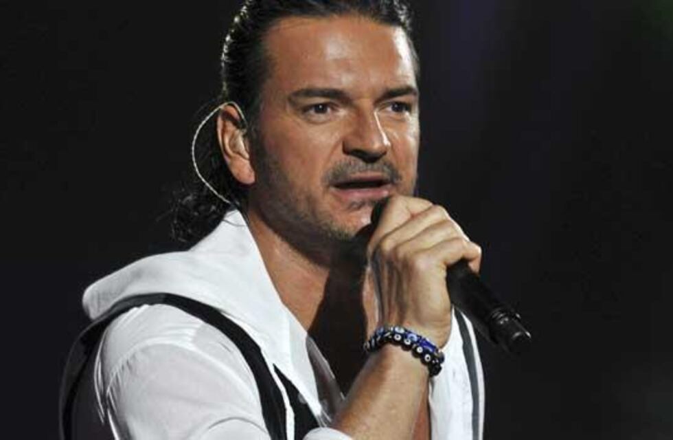 Haciendo trompita y con “cara de malo”, Ricardo Arjona sorprendió con un particular mensaje en su llegada a Buenos Aires