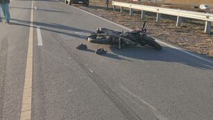 La motocicleta de la víctima arrollada este viernes en Córdoba.