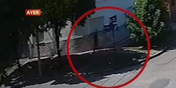 El hombre se hizo el distraído, dejó que la joven lo sobrepase y la tomó de atrás. (Foto: captura El Doce)