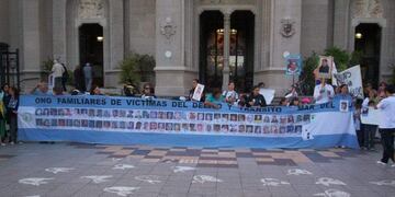 Un grupo de abogados y fiscales protagonizaron un reclamo en apoyo a los jueces que intervinieron en el debate oral por el caso Lucía Pérez. “adoradores de la doctrina Zaffarónica”