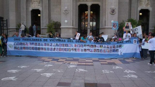 Un grupo de abogados y fiscales protagonizaron un reclamo en apoyo a los jueces que intervinieron en el debate oral por el caso Lucía Pérez. “adoradores de la doctrina Zaffarónica”