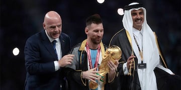 Messi levanta la copa del mundo, una imagen que millones de personas queríamos ver.