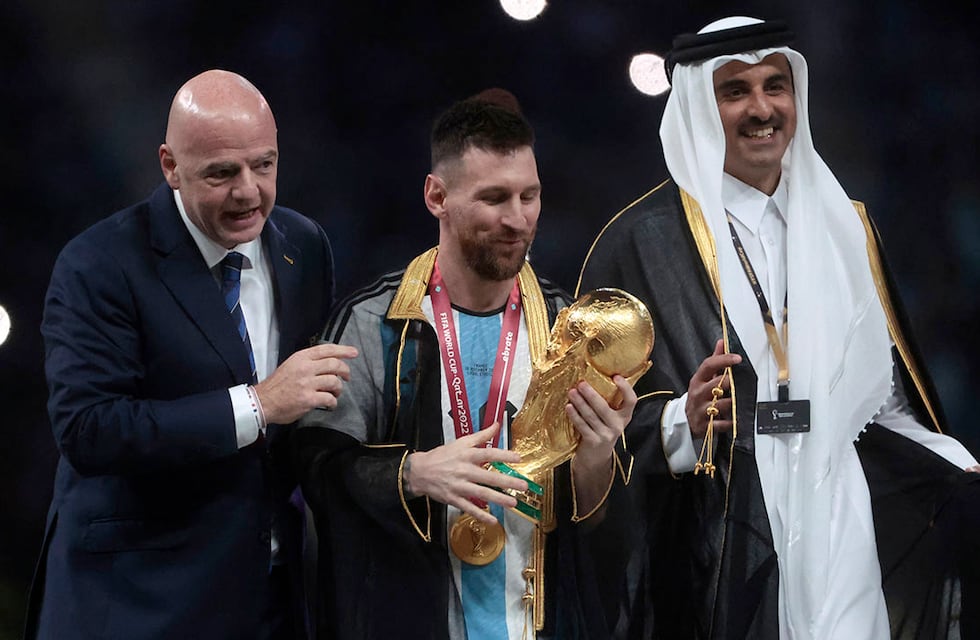 Un “bisht” millonario: cuánto ofrecieron por la túnica con la que Lionel Messi levantó la Copa