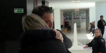 Alejandro abrazó a su cuñada cuando terminó la audiencia en el Centro de Justicia Penal.