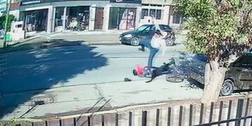 Bajaron de una patada a un ladrón que le robo a un jubilado. (Gentileza de El Doce)