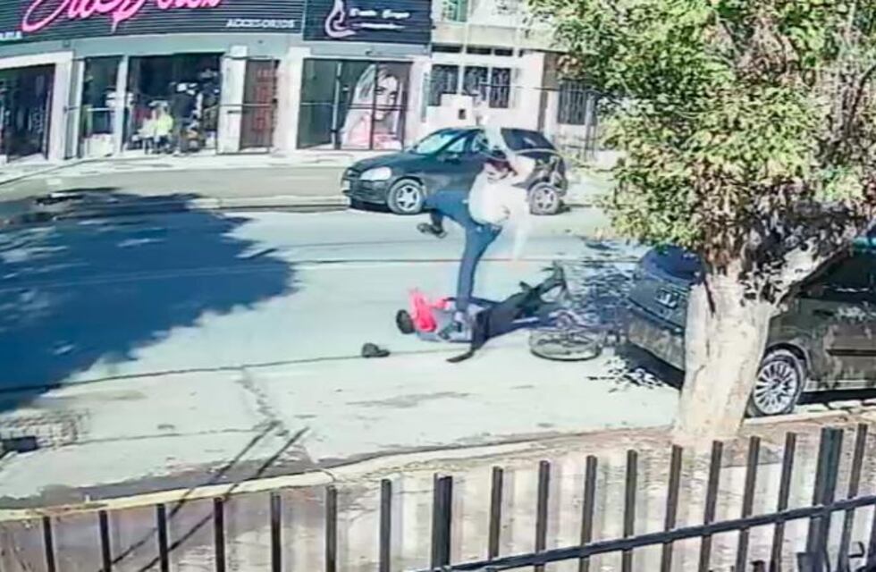 Un ladrón le robó la bici a un jubilado en Córdoba y un vecino le lanzó una brutal patada
