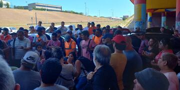Los manifestantes se refugiaron del sol debajo de Avenida Circunvalación.