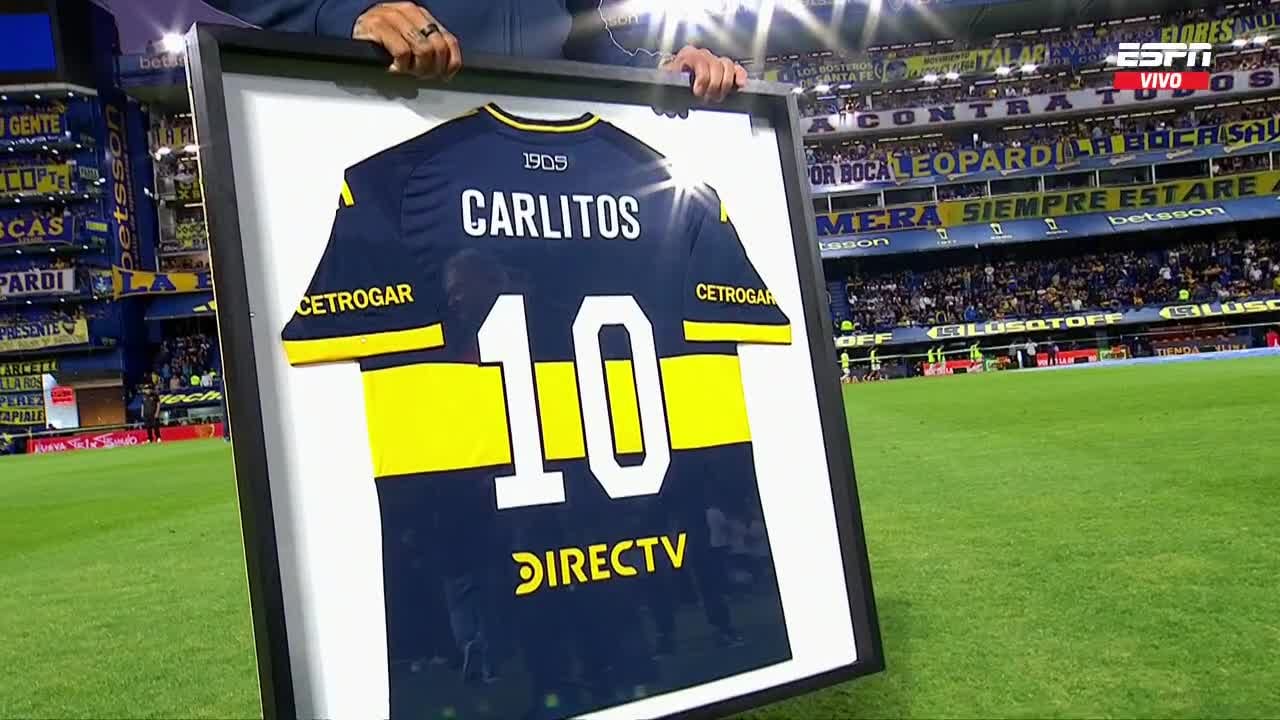 Boca le realizó un homenaje a Carlos Tevez y le obsequió esta camiseta con su nombre