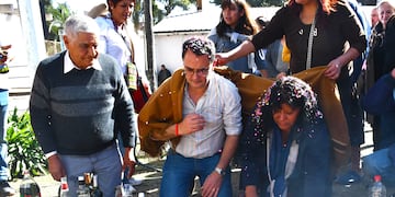 El presidente del Concejo Deliberante, Lisandro Aguiar (al centro) encabezó la tradicional ceremonia de tributo a la Pachamama, en la sede del barrio Los Huaicos.