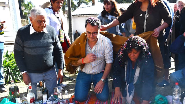 El presidente del Concejo Deliberante, Lisandro Aguiar (al centro) encabezó la tradicional ceremonia de tributo a la Pachamama, en la sede del barrio Los Huaicos.
