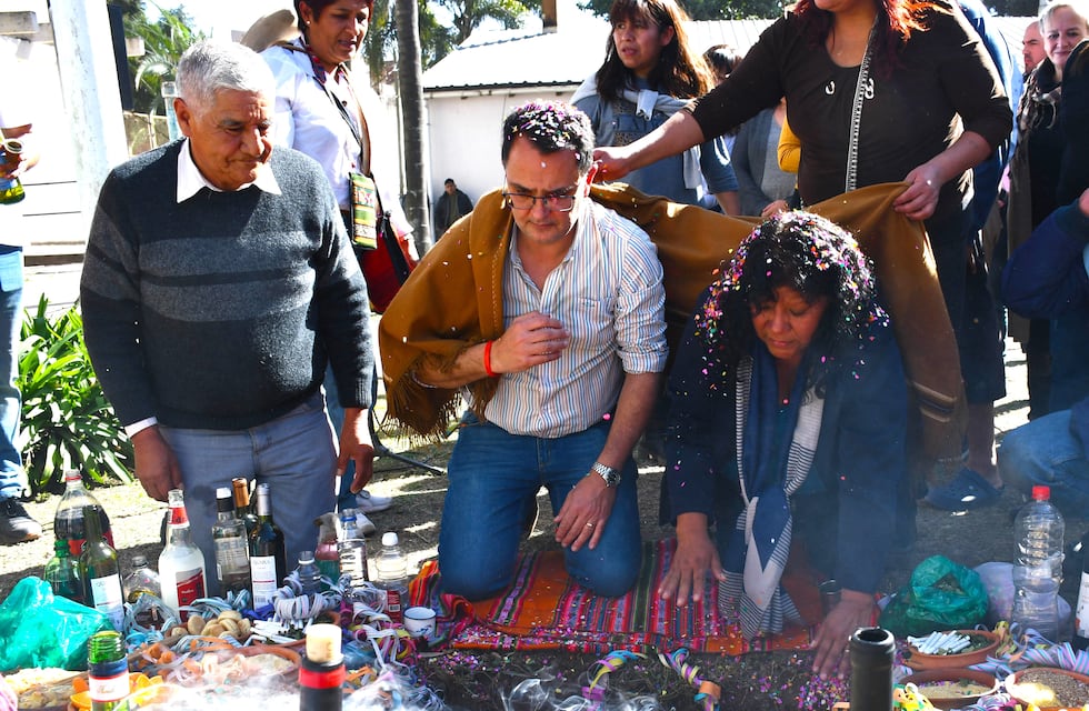 En ritual ancestral, concejales capitalinos y vecinos ofrendaron a la Pachamama