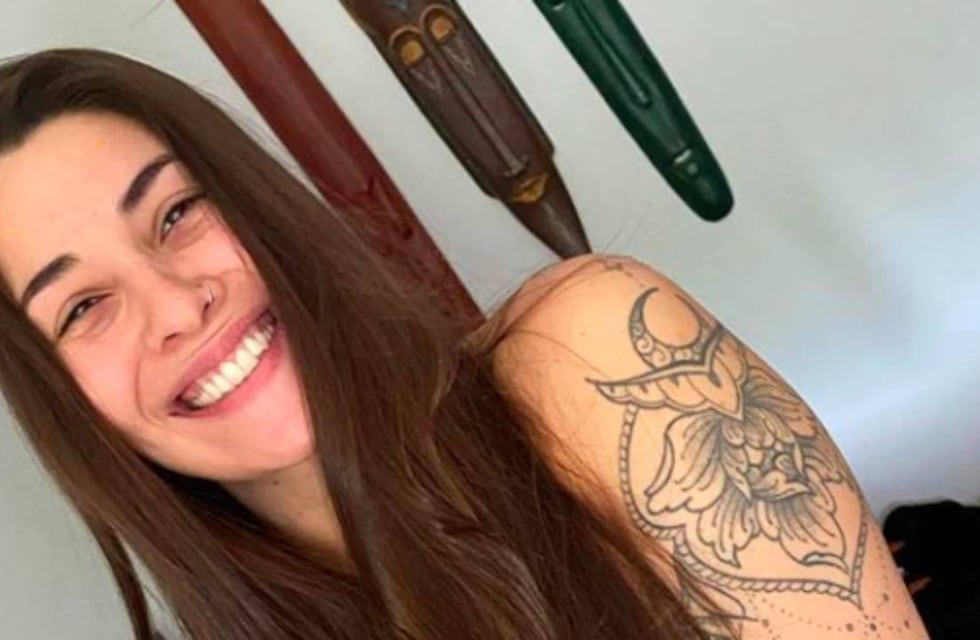 Ultra escote y piel al descubierto: Ivana Nadal encendió las redes posando con una microbikini lila en la playa