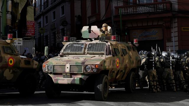 El vehículo blindado en el que llegó el excomandante del Ejército de Bolivia, Juan José Zúñiga, a las puertas mismas del Palacio Quemado, en un intento por tomar el gobierno.