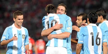 Gonzalo Higuaín en un sentido abrazo con Lionel Messi. (Foto: Télam).