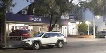 Hicieron un boquete en el Correo Oca para llevarse 30 paquetes de celulares.