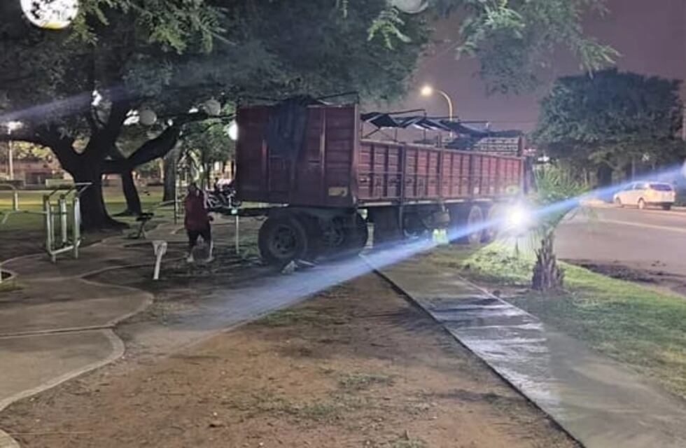 Un acoplado se desprendió del camión sobre avenida Cervantes