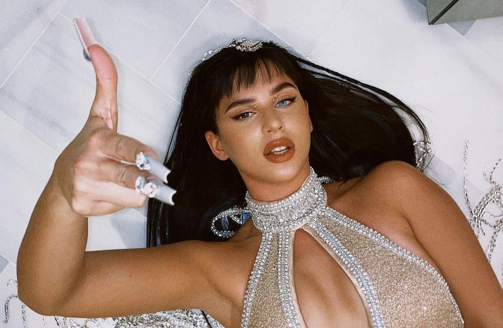 Nathy Peluso se la jugó con un look total black con muy poca tela