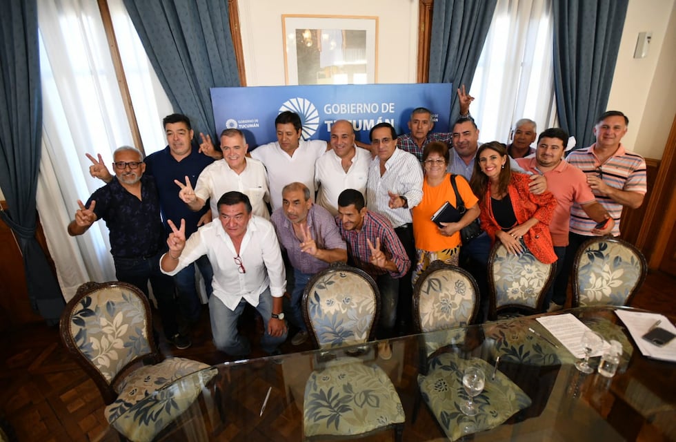 Acuerdo entre el gobierno y los gremios estatales: incremento de 60 % al básico, más un 39,5 %, de bolsillo