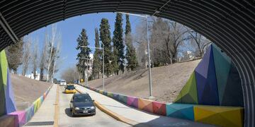 Ingreso al Barrio Unimev por el túnel del Shopping
en el departamento Guaymallén.