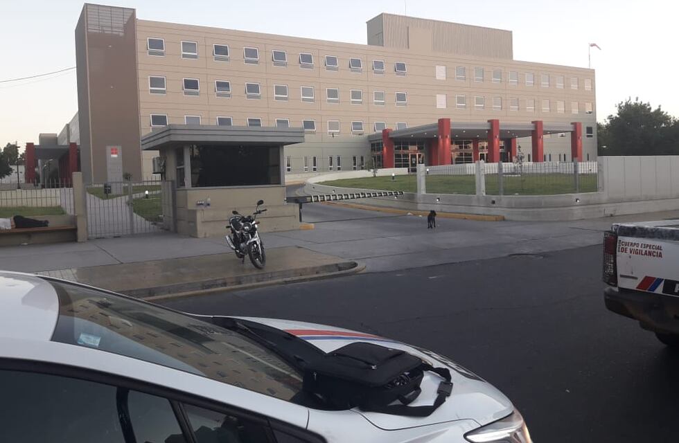 La fue a buscar al hospital, ella no quiso irse y su pareja la amenazó con un destornillador