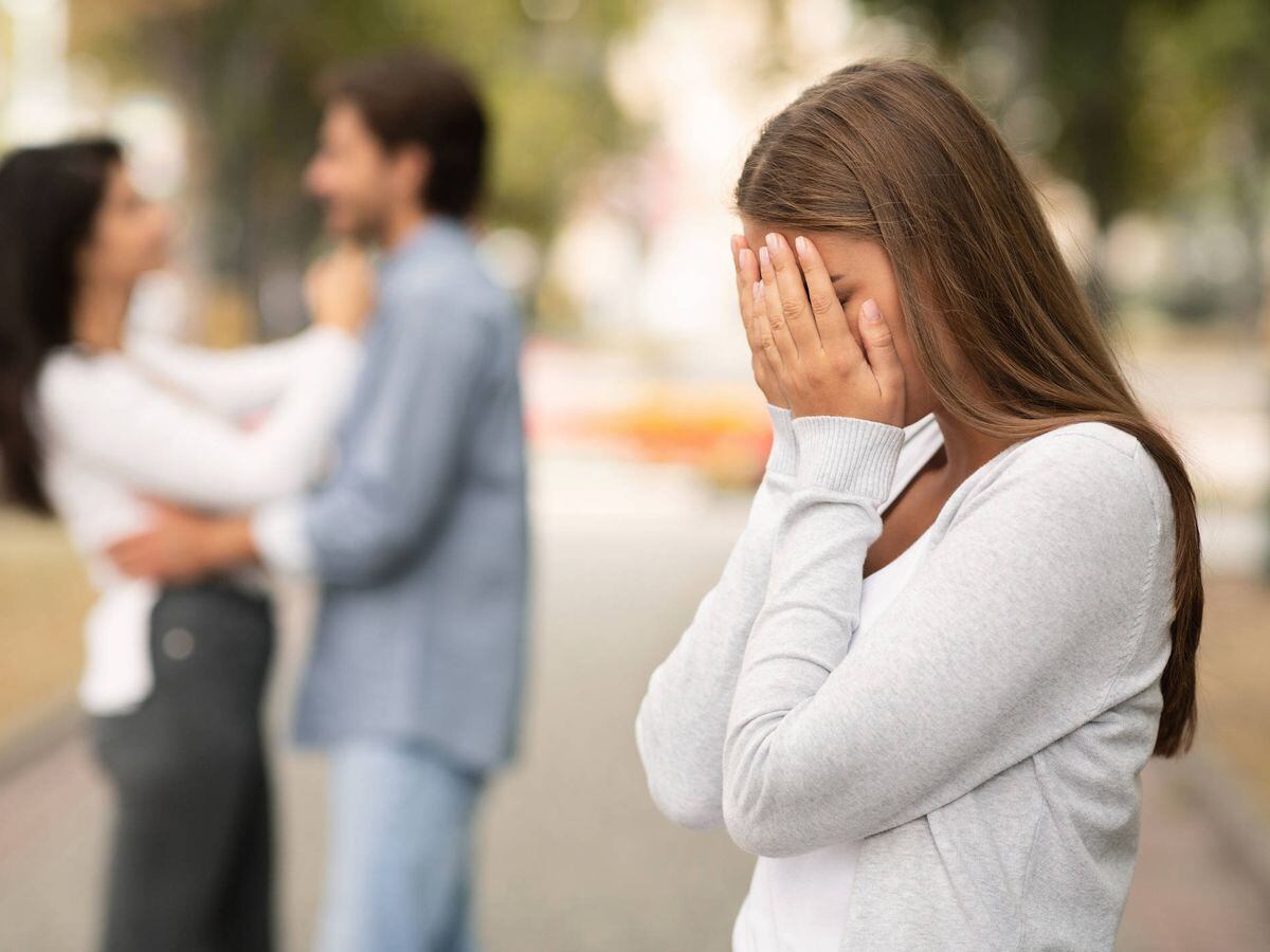 El cerebro humano prioriza la información relevante y puede relegar datos como nombres personales, según la psicología.