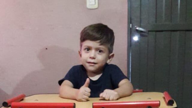 Aáron tiene meningocele y cumplió su sueño de andar en bicicleta.