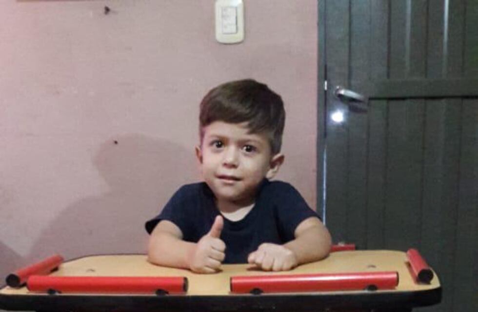 Aáron tiene cinco años y cumplió su sueño de andar en bicicleta