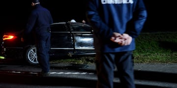 Auto en el que viajaba el Ministro de Transporte Mario Meoni. Falleció tras un accidente en el km 112 de la Ruta nacional 7. El funcionario, que tenía 56 años, viajaba solo rumbo a Junín para visitar a su familia, cuando perdió el control del vehículo y terminó impactando contra el guardarraíl.
Fotos Clarin