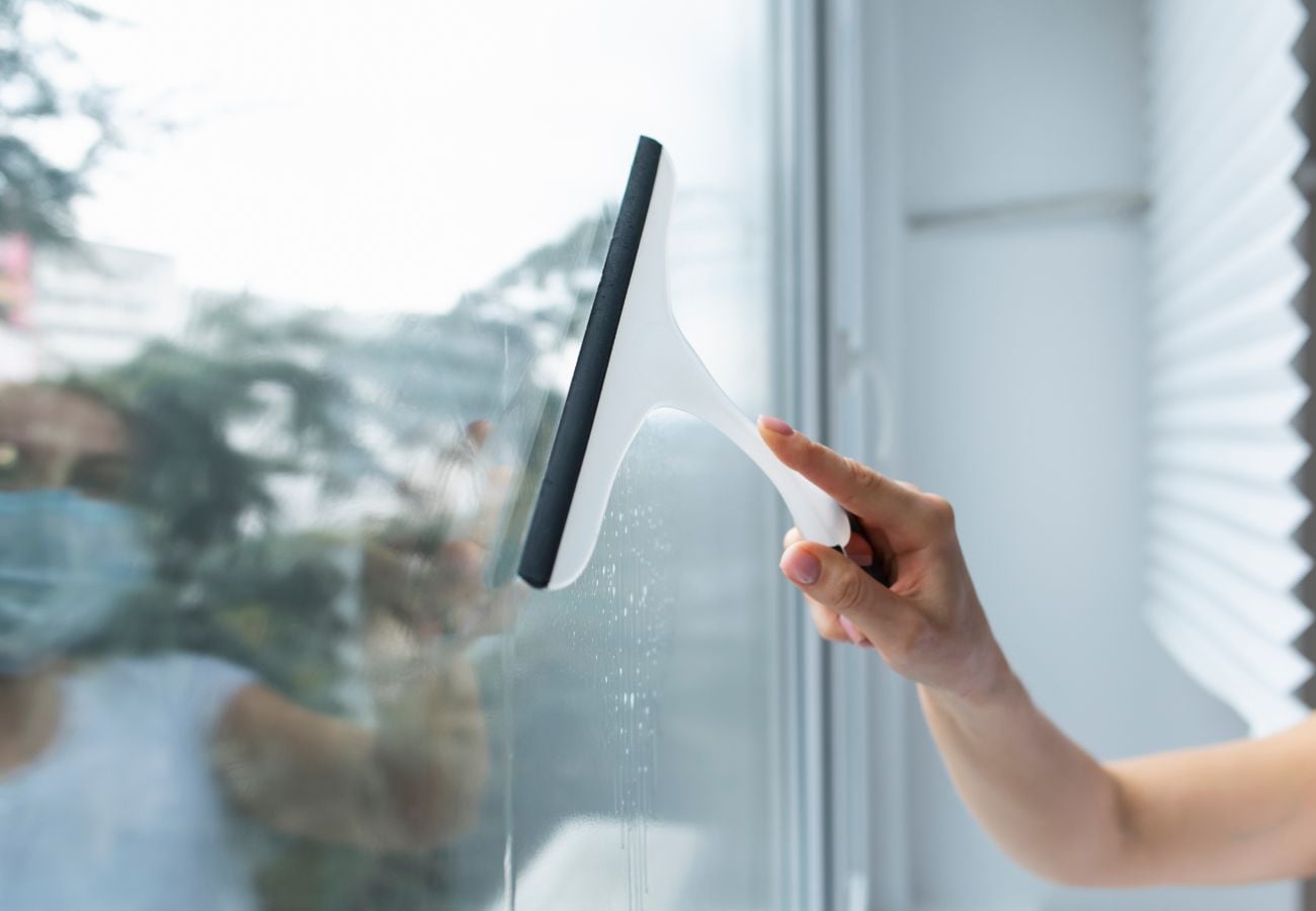 Adiós a los limpiavidrios: el nuevo elemento de limpieza que es tendencia para las ventanas