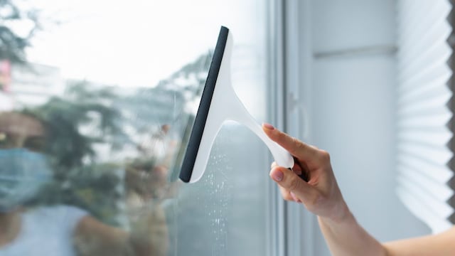 Adiós a los limpiavidrios: el nuevo elemento de limpieza que es tendencia para las ventanas