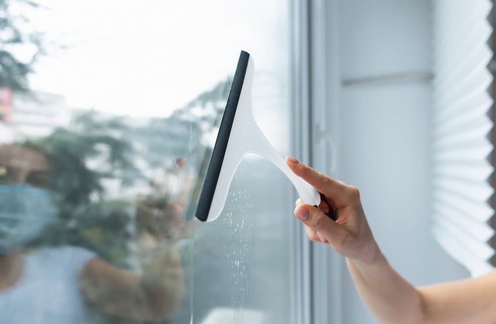Adiós a los limpiavidrios: el nuevo elemento de limpieza que es tendencia para las ventanas