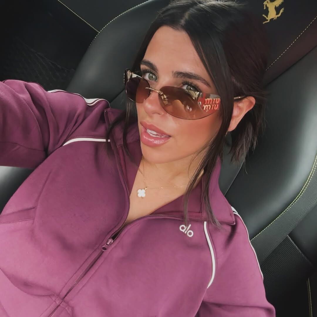 Valen Cervantes apostó por un look deportivo en color uva y deslumbró con el accesorio tendencia de la temporada