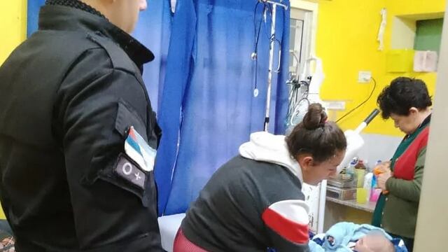 Pozo Azul: policías asistieron a un bebé con problemas respiratorios.