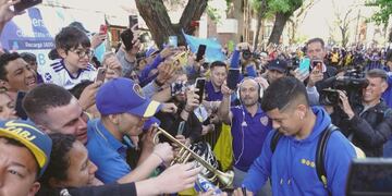 Boca Juniors llegó a Mendoza y las calles se tiñó de azul y oro. Marcos Rojo el más buscado por los hinchas.