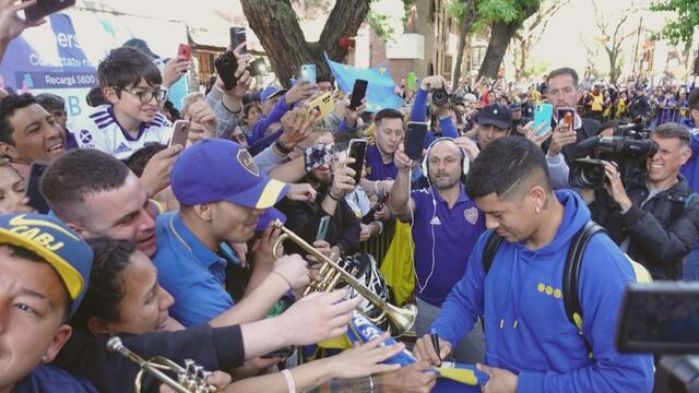Boca Juniors llegó a Mendoza y las calles se tiñó de azul y oro. Marcos Rojo el más buscado por los hinchas.