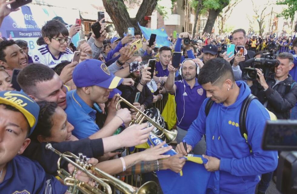 Boca llegó a Mendoza y los hinchas coparon las calles céntrica en busca de sus ídolos