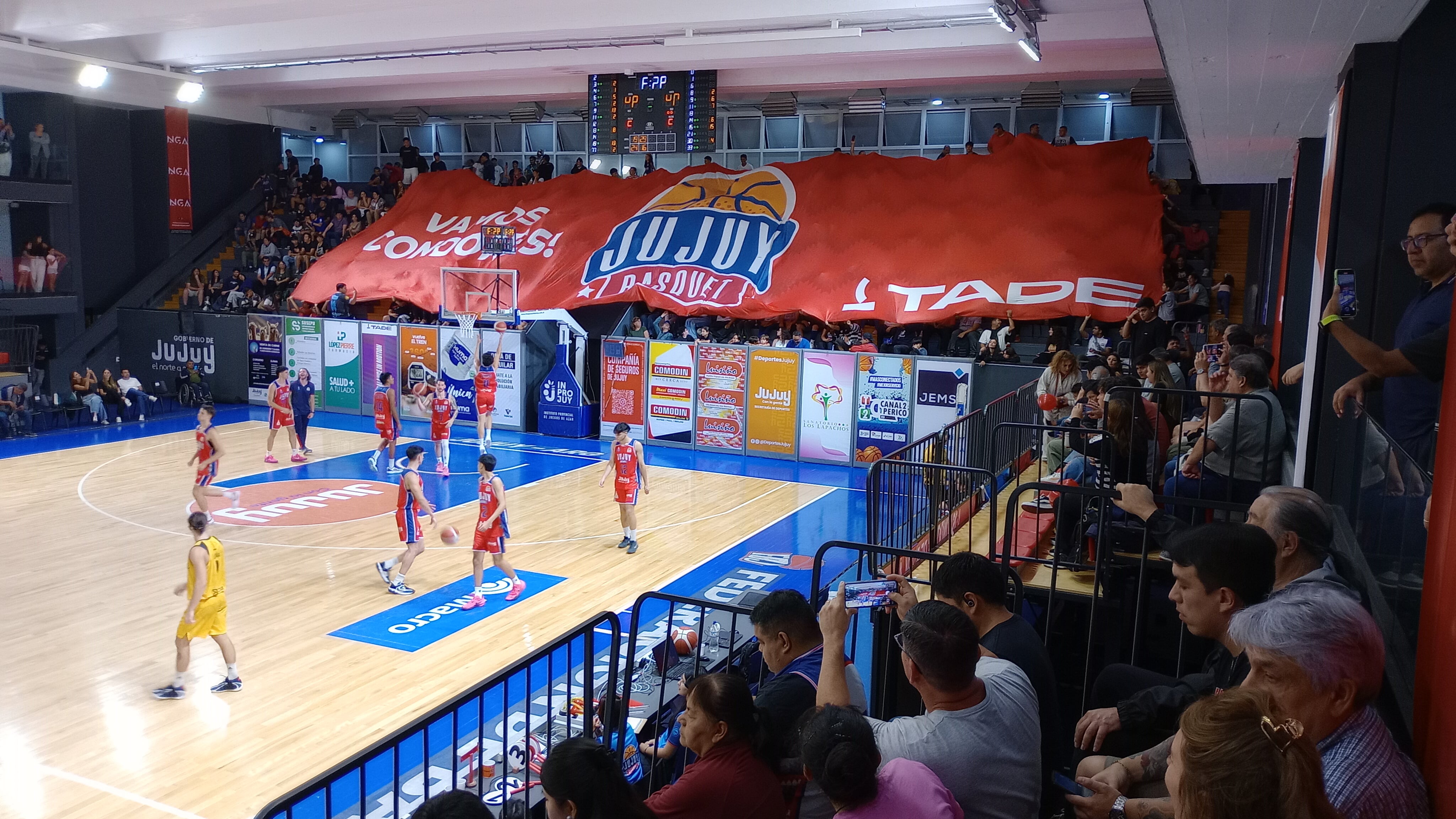 Una potente batucada y el despliegue de la enorme bandera que acompaña al equipo, en una explosión de aliento para abrir la segunda parte del partido que finalmente resultó en un resonante triunfo de Jujuy Basquet ante la visita cordobesa de Hindú Club.