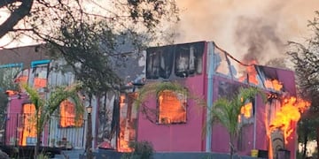 El fuego se propagó en pocos minutos por toda la casa. (Gentileza Radio Jesús María)