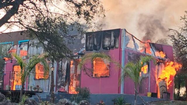 El fuego se propagó en pocos minutos por toda la casa. (Gentileza Radio Jesús María)