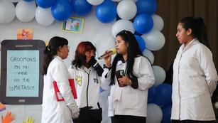 Alumnas y una docente de la escuela Belgrano, en una presentación referida a la problemática del grooming.