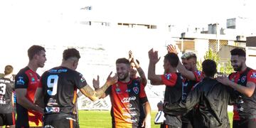 Sporting visitará a Huracán en Ingeniero White.