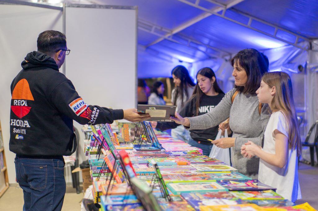 La Feria del Libro 2025 en Arroyito se desarrolló en la Plaza 25 de Mayo